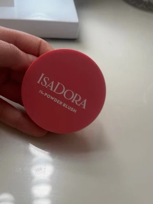 Isadora The Powder Blush rosa - Jättefin rouge från Isadora i färgen coral pink 04 endast använd 5-7 gånger ,säljer för 127kr 