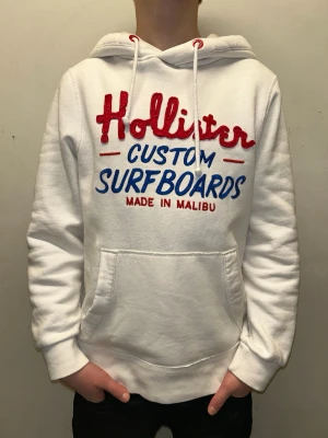  Hollister hoodie  - Fet hollister hoodie för en bra prislapp. Skicket är 10/10 då tecken på användning knappt finns. Storleken är M men passar även bra på S. Startpriset börjar på 599 men kan diskuteras😊😊( tröjan kommer i nästa vecka så var den som först reserverar🤩🤩)