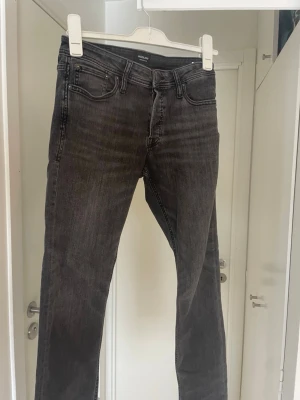 Svarta slim fit jeans från Jack and Jones  - Snygga svarta slim fit jeans från Jack and Jones. Jeansen är i ett bra sick. Storlek: 30 30