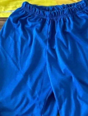 Blå träningsshorts med resårmidja - Snygga blå shorts med elastisk midja, perfekta för sport eller avslappnade dagar. Tillverkade i ett lätt och bekvämt material som ger bra rörelsefrihet. Klassisk modell utan synliga loggor eller detaljer.