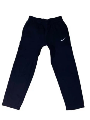 Svarta mjukisbyxor från Nike - Svarta mjukisbyxor från Nike med klassisk vit logga på ena benet. Byxorna har rak passform, resår i midjan och är tillverkade i mjukt material som passar perfekt för en avslappnad stil. En bakficka med dragkedja ger extra funktion. Utan cuffs där nere som bidrar till en mer relaxed passform😘
