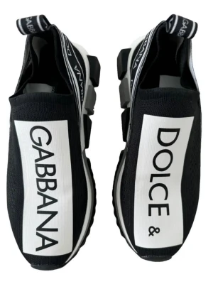 Dolce & Gabbana svarta sneakers - Svarta sneakers från Dolce & Gabbana med vit sula och stora logotyper på ovandelen. Skorna har en chunky sula med svarta detaljer och är tillverkade i mesh och textil för en sportig vibe. Elastiska band och dragflik bak gör dem enkla att ta på.