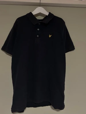 Mörkblå piké från Lyle & Scott - Mörkblå piké från Lyle & Scott i strl. 164