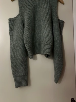 Grön stickad tröja med cut-out ärmar - Varm grön stickad tröja 