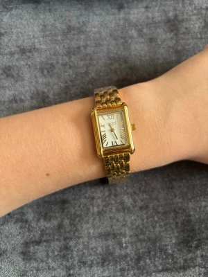 Guldklocka regal - Guldig klocka från märket Regal, aldrig använd då den var för stor för mig🩷 nypris ca 499! Har ej originalförpackningen kvar