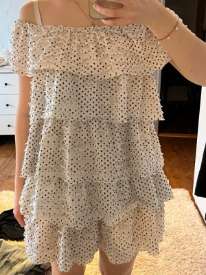 Vit prickig volangklänning offshoulder från Zara - Jättefin volangklänning från Zara!