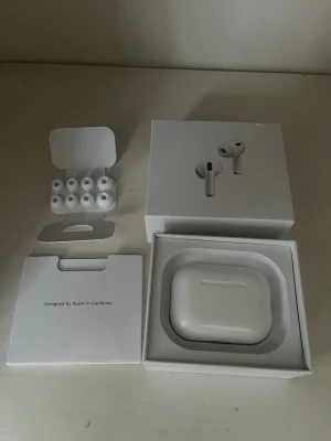 AirPods PRO 3 (nya) - Hej, säljer ett par helt nya AirPods PRO 3. Lådan är oöppnad, bilderna är tagna från min väns så att ni ska kunna se innehållet.                                      Kvitto finns. Skriv om ni har några funderingar👍😊