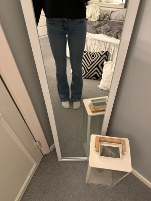 Superfina Lågmidjade jeans från junkyard - Så fina jeans i nästan helt nytt skick som endast är använda ca 3 gånger. Lågmidjade. Storlek S och passar på mig som oftast har 36 i jeans. 