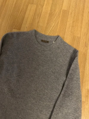 Grå stickad tröja från Stenströms - 100% merinoull - Säljer denna tröja ifrån Strnaströms k 100% merinoull. Nypris ligger på 2399kr. Storlek S