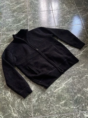 Vinter Kofta - En varm kofta i storlek S/M. Färg Svart. Bra skick, dragskredjan litter lite löst längst ned, hör av dig vid bilder. Annars är d inga hål. 100% polyester. Hör av dig vid andra frågor eller bilder