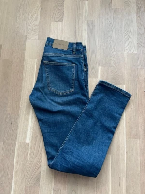 J. Lindeberg jeans - Schyssta jeans från J.Lindeberg i färgen indigo blue som passar oavsett årstid eller tillfälle. Väldigt sparsamt använda. Storlek 30/32. Hojta vid fler frågor