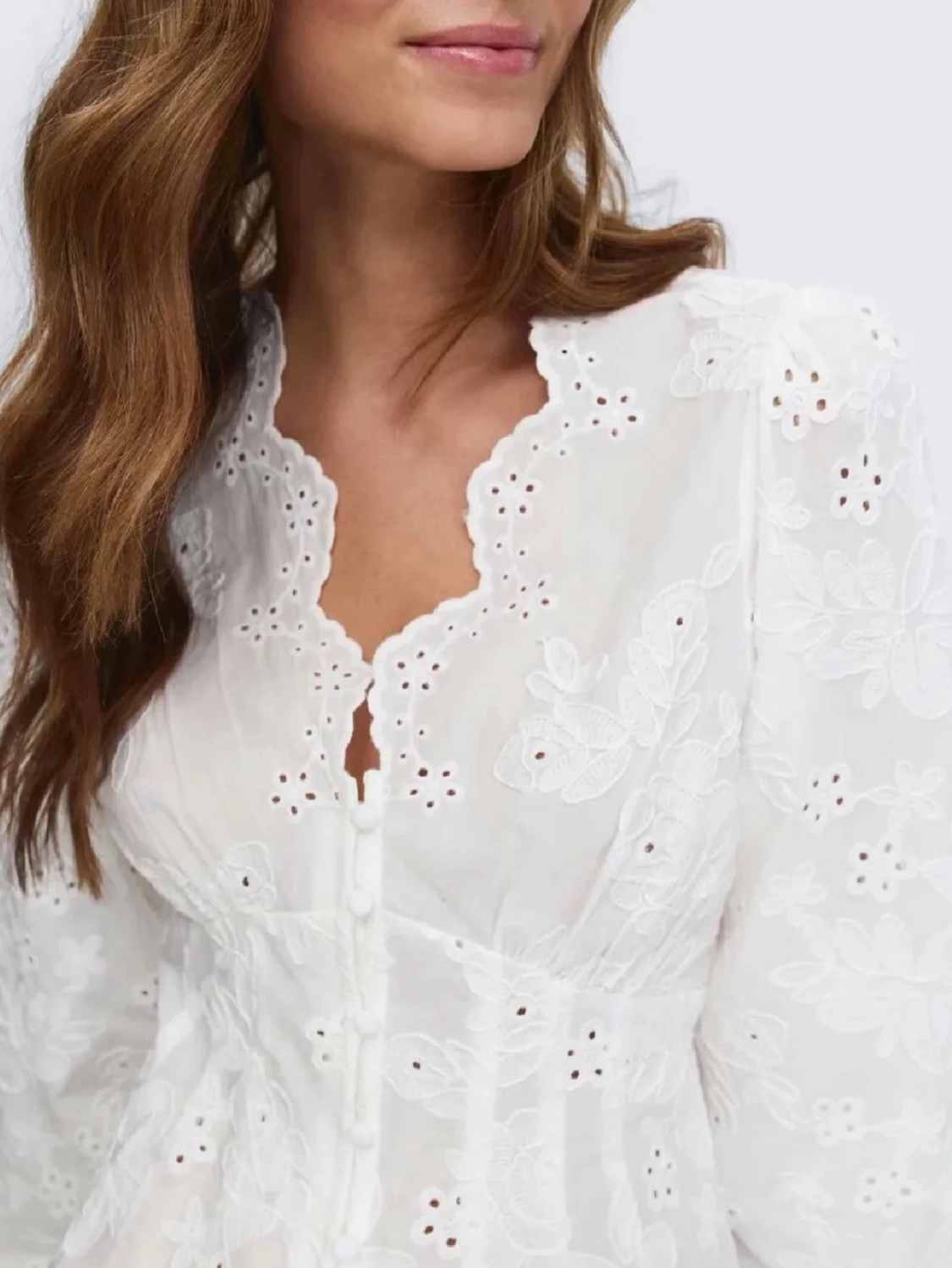 Vit broderad blus med spetsdetaljer - 1