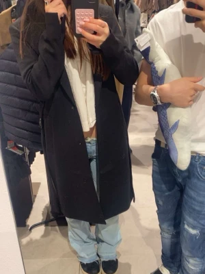 Svart lång kappa - säljer en svart lång kappa. köpt nyligen så i ny skick. köpte kappan för 500kr men säljer nu för 420kr men kom gärna me bud! kom priv för fler bilder💞