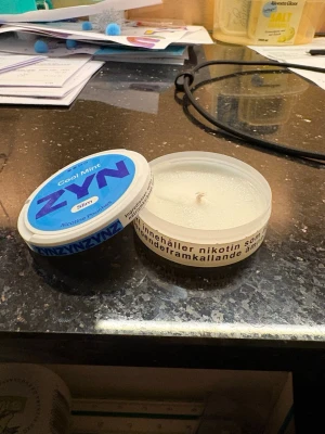 Hemmagjord ljus i ZYN-burk - Ett ljus i en snus. Det är ett ljus som luktar snus. Det luktar precis som Zyn cool mint.