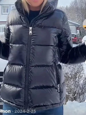 Svart pufferjacka från Colmar - Säljer en svart pufferjacka från Colmar med hög krage och glansig finish. Jackan har en markerad logga på ärmen, dragkedja framtill och breda, quiltade sektioner. Passar mig med s🥰(Första tre bilderna är lånade men det är samma jacka) 