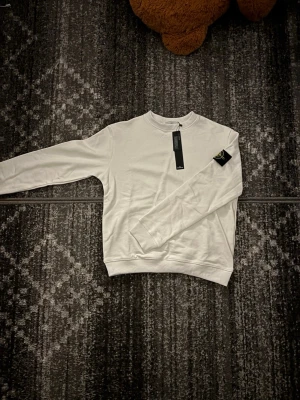 Vit stone island sweater - Helt nytt vitt stone island sweater i storlek S, jätte skön o ha på sig och riktigt snygg. 