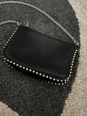 Svart handväska - Snygg svart handväska. Bought from Zalando