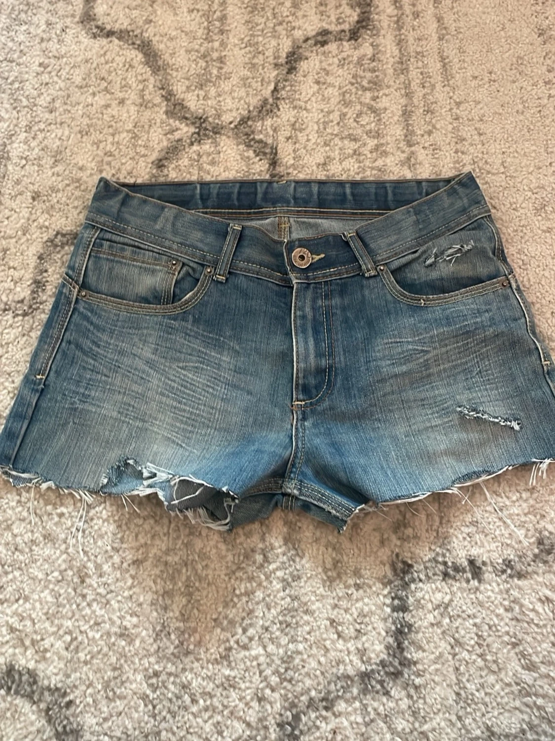 Blå jeansshorts med slitna detaljer