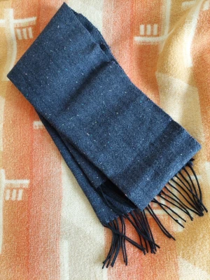 Mörkblå halsduk Invento 100% ull - Säljer denna mysiga halsduk i 100% ull som inte kliar. Den är i mycket bra skick.