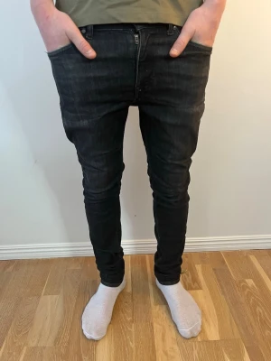 Tiger of Sweden jeans - Sjukt feta tiger of Sweden jeans. Jeansen är i toppskick. De är i storlek 29/32 och modellen på bilden är 175 och väger 64kg