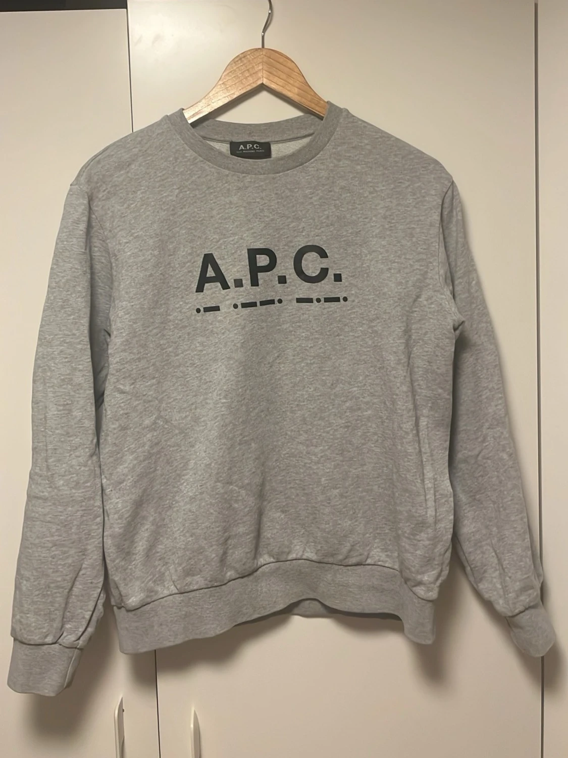 Grå sweatshirt från A.P.C.