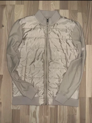 Beige Jameson carter cardigan - Använd Max 2ggr. Pris kan diskuteras 