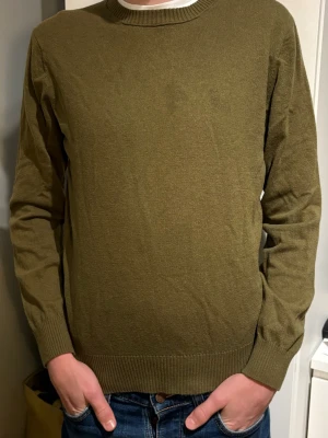 Massimodutti  - En enkel och stilren olivgrön stickad tröja med rund hals och ribbade muddar vid ärmslut och nederkant. Materialet är 90% ull och 10% cashmere                   Storlek S nypris 1600 mitt pris 300 eftersom fläcken. Kom med bud och frågor 