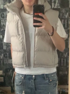 Croppad väst - Nyskick. Passar bra på mig som är 160