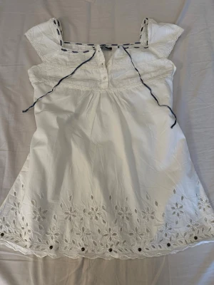 Coquette topp - Has some faint spots  Tag says XS but it fits more like S