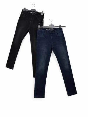 2-pack skinny jeans mörkblå & svarta - Säljer ett 2-pack skinny jeans från Pepperts! i färgerna mörkblå och svart. Båda paren har klassisk femficksdesign, normal midja och stretchigt material för skön passform. Perfekta basjeans för en avslappnad och trendig look. En 158 en 152