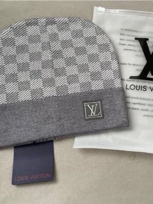 Grå rutig mössa - Snygg grå rutig mössa