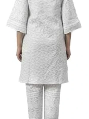 Vit broderad blus med vida ärmar chikankari - Superfin vit blus med broderade detaljer och vida trekvartsärmar. Blusen har en rak passform och vacker spetskant nertill. Perfekt för dig som gillar en stilren och fräsch look. Obs! Det är en liten XL mer som en medium 