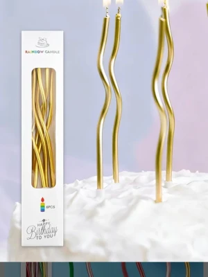 Guldiga vågiga födelsedagsljus - Säljer ett paket med sex stycken guldiga, vågiga födelsedagsljus från Rainbow Candle. Ljusen har en unik böjd form och passar perfekt till tårtan för att göra firandet extra speciellt. Kommer i en snygg förpackning med texten 'Happy Birthday to you'.
