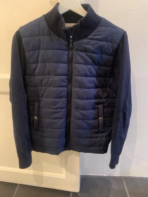 Cardigan jacka mörkblå  - Tja säljer nu min cardigan från sayless då den va för lite storlek s använde 2 gånger köpte i julas skriv om ni har några frågor kan sälja billigare vid snabb affär 