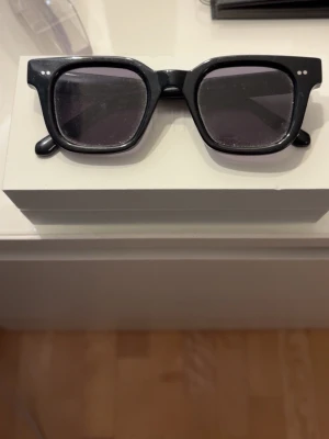 CHIMI 04 solglasögon  - Snygga solglasögon med svart färg. Sparsamt använda 