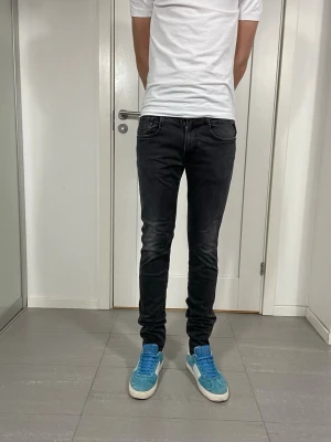 Replay Anbass Jeans  - Säljer nu dessa Replay Anbass jeans, W31 o L34, skriv för fler bilder/frågor🙌🏼