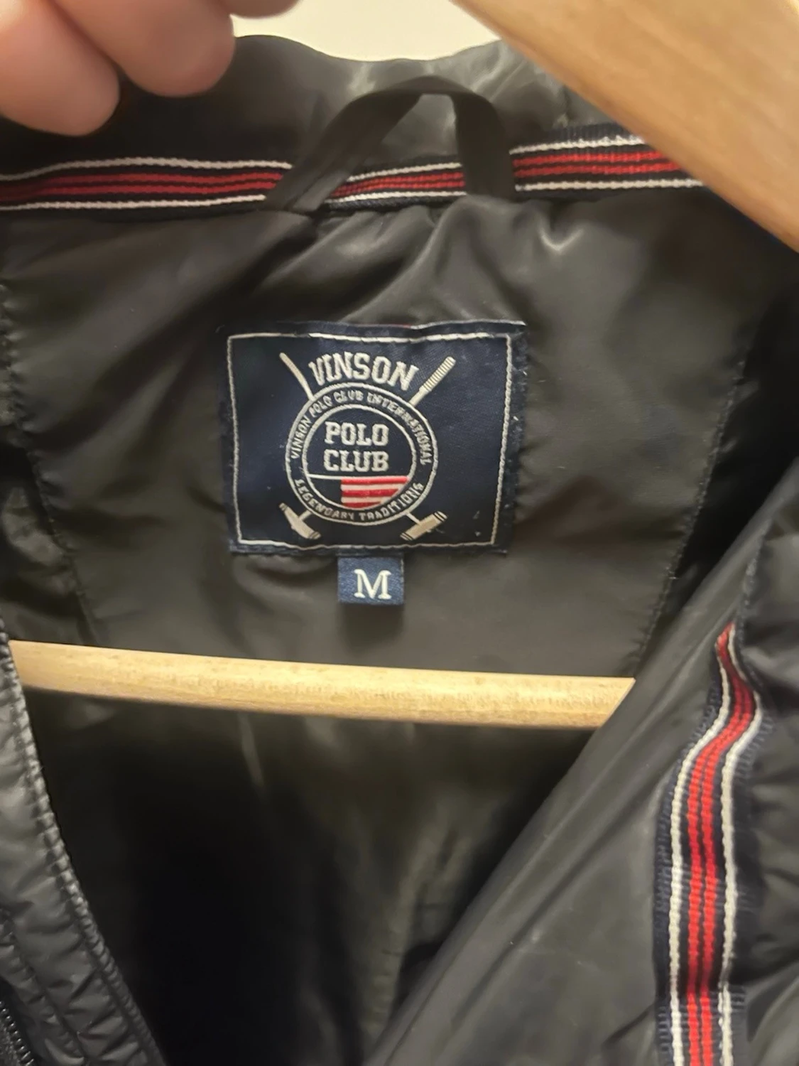Svart pufferjacka med huva från Polo Club  - 3