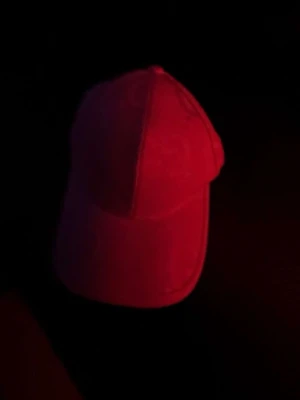 Rosa keps från Gucci med logga - Säljer en snygg rosa keps från Gucci med klassisk böjd skärm och justerbart band bak i beige läder med gulddetalj. Kepsen har tydlig Gucci-logga och är tillverkad i tyg med exklusiv känsla. Perfekt accessoar för dig som gillar lyxiga detaljer.