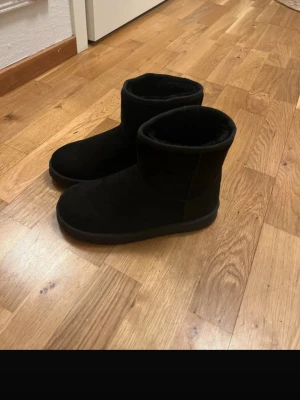 Svarta uggs från hm - Ett par svarta uggs från hm. Insidan är fodrad för extra värme. Suupersköna, storlek 37 men något små i storleken. Aldrig använda. 