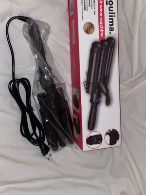 Svart vågtång från Youlima - Säljer en svart elektrisk vågtång från Youlima med tre cylindrar för att skapa snygga beach waves. Tången har digital display och ergonomiskt handtag. Perfekt för att fixa volym och vågor i håret snabbt och enkelt.