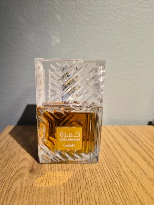 Lattafa Khamrah Eau de Parfum - Använd fåtal gånger. Storlek 100ml men kanske 90 ml kvar 