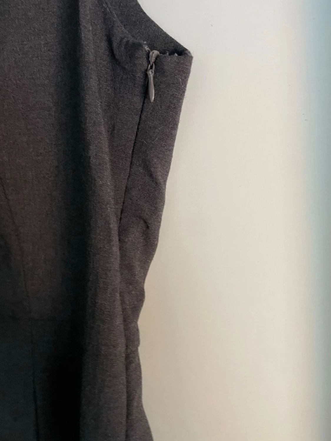 Mörkgrå ärmlös klänning med v-ringning - 2