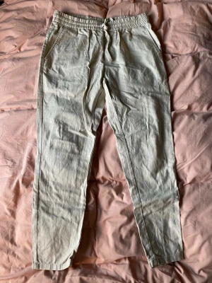 Linnebyxor för herr - Från only & sons heter linus tapered cropped Fint skick