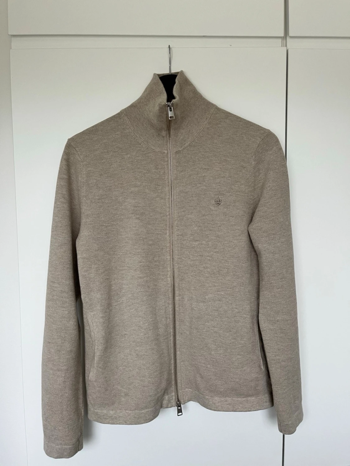 Beige ziptröja med hög krage