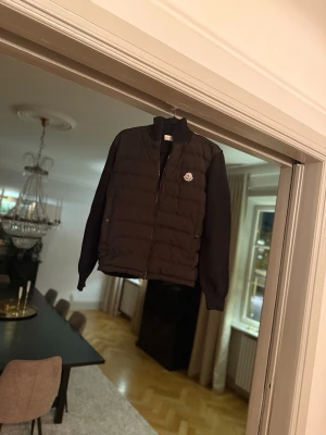 Svart pufferjacka från Moncler - ( ÄR PÅ GÅNG OCH FÖRÖSKER HITTA KVITTO MEN HAR PRECIS FLYTTAT) ( NY PRIS RUNT 10k PÅ NK).  Snygg svart pufferjacka från Moncler med quiltad front och ärmar i mjukt tyg. Jackan har ståkrage, dragkedja och Moncler-logga på bröstet. Perfekt för dig som vill ha en stilren och trendig look.