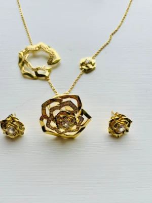 IOAKU winter flower kollektion 🌼 - Säljer IOAKUS jättefina Winter flower kollektion i guld! Hela settet är i fantastiskt skick och nästan helt oanvända. Dessa är också så fina nu på sommaren! Alla smycken är gjorda av mässing men örhängena är också i rostfrittstål och är nickelfria❤️Totalt är originalsumman 1600 kr 🌼