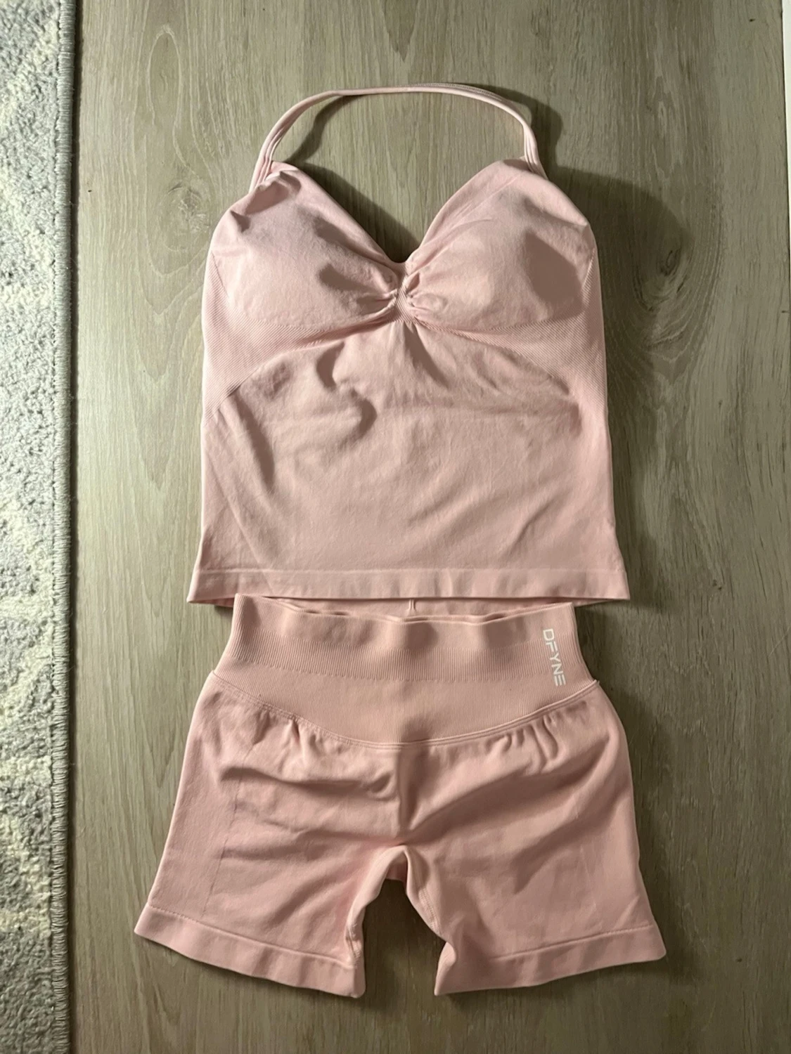 Rosa sömlöst set från DFYNE