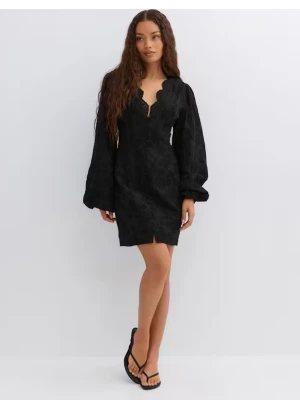 Klänning - Säljer svart klänning från Gina Tricot i Storlek 34 är helt ny o prislappen sitter kvar💞