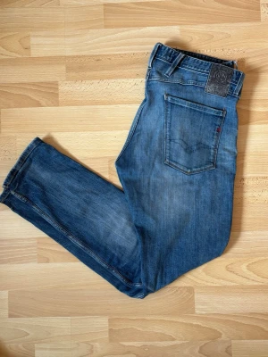 Replay Jeans Anbass  - Säljer ett par snygga Replay-jeans i storlek W34. Klassisk blå denim med tvättade detaljer som ger en modern och stilren look. Bekväm passform och skönt material som passar perfekt till både vardag och fritid.  ✔️ Märke: Replay ✔️ Storlek: W34 ✔️ Färg: Blå denim ✔️ Bra begagnat skick