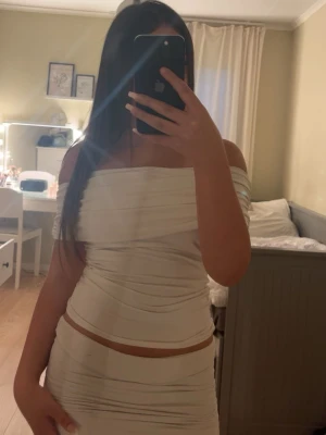 Vit offshoulder topp🤍 - Säljer en vit offshoulder topp, tillverkad i ett mjukt, lent och strechigt material.